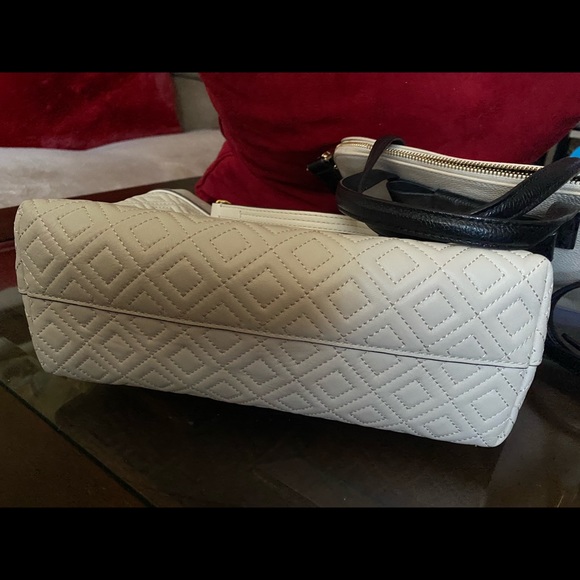 TORY BURCH
Fleming Small Leather Tote. New with tag - Picture 6 of 10